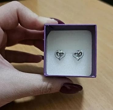 Naušnice u obliku srca – elegantni “stud” model - Dizajn: srcoliki na lalafo.rs Naušnice u obliku srca – elegantni “stud” model - Dizajn: srcoliki